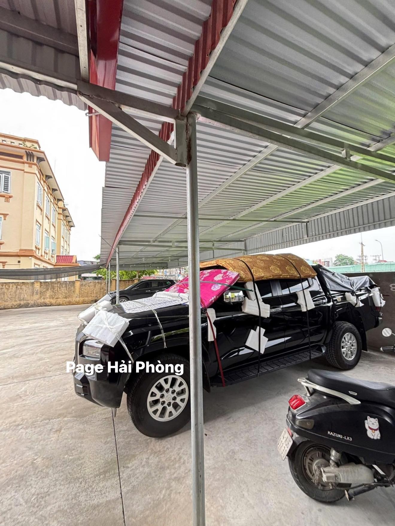 Người dân sáng tạo đủ kiểu phòng tránh bão cho ô tô