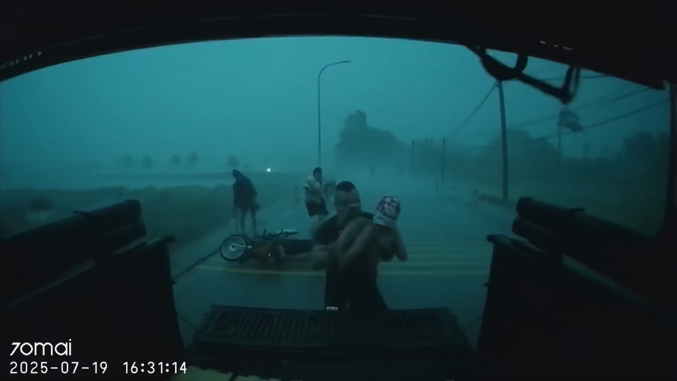 Những hành động đẹp của tài xế ô tô trong dông bão Những hành động đẹp của tài xế ô tô trong dông bão