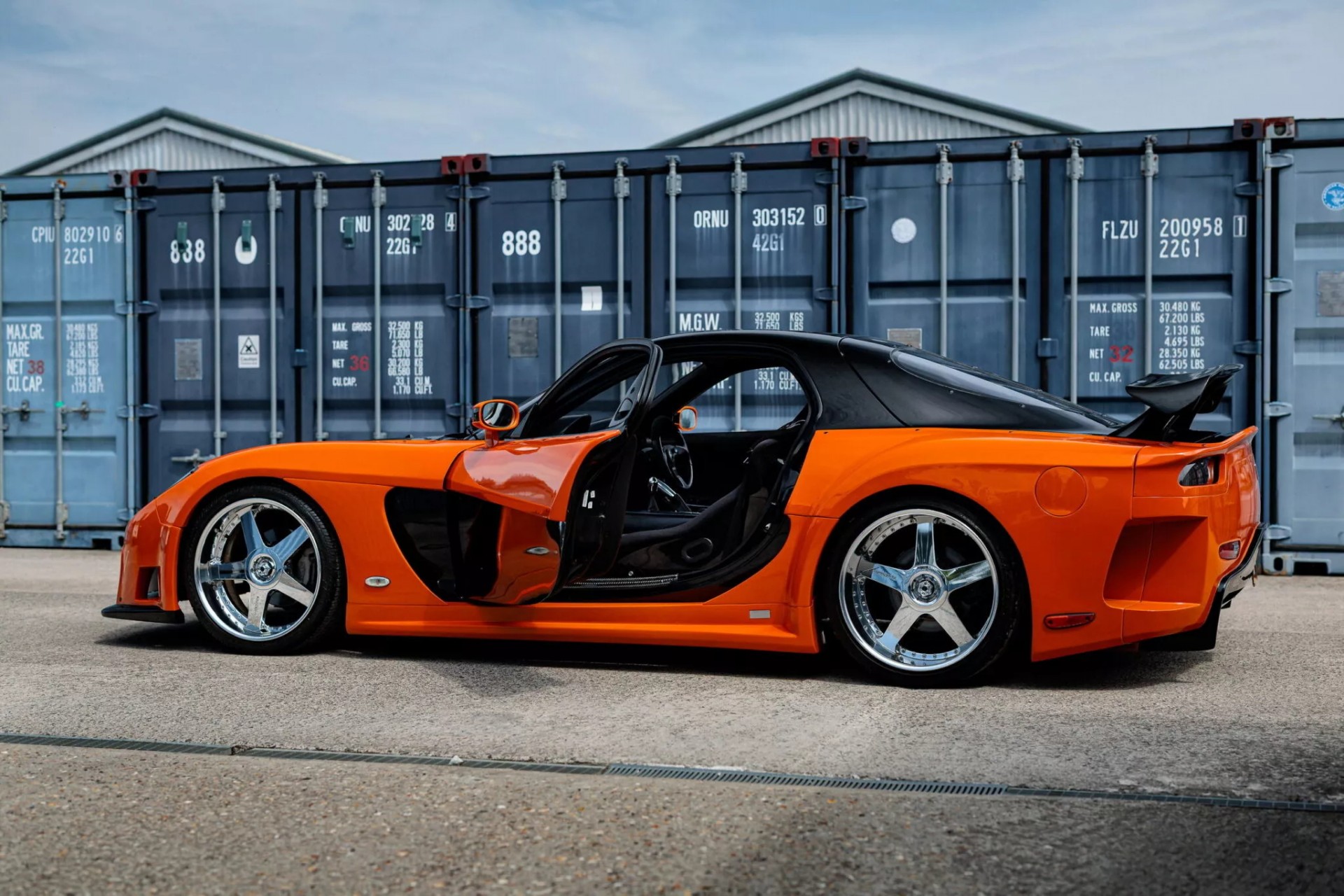 Chiếc Mazda RX-7 trong phim 