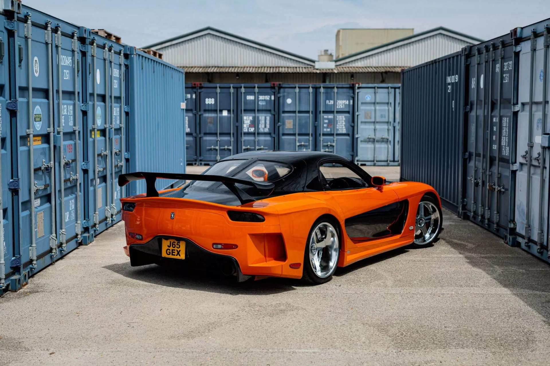Chiếc Mazda RX-7 trong phim 