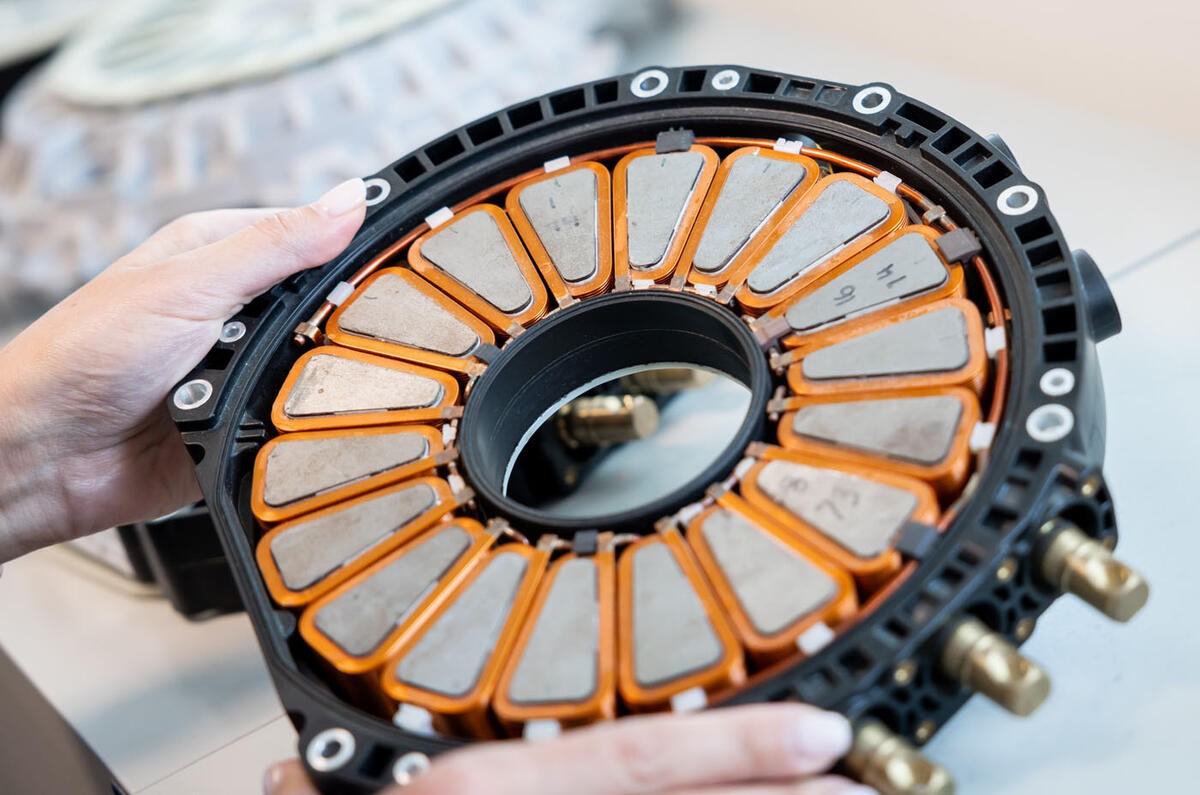 Mercedes giới thiệu động cơ điện chỉ nặng 13.1 kg