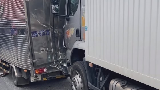 Tai nạn liên hoàn trên Quốc lộ 5, tài xế xe tải mắc kẹt trong khoang lái