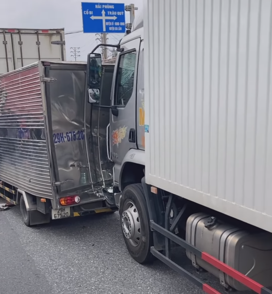 Tai nạn liên hoàn trên Quốc lộ 5, tài xế xe tải mắc kẹt trong khoang lái Tai nạn liên hoàn trên Quốc lộ 5, tài xế xe tải mắc kẹt trong khoang lái