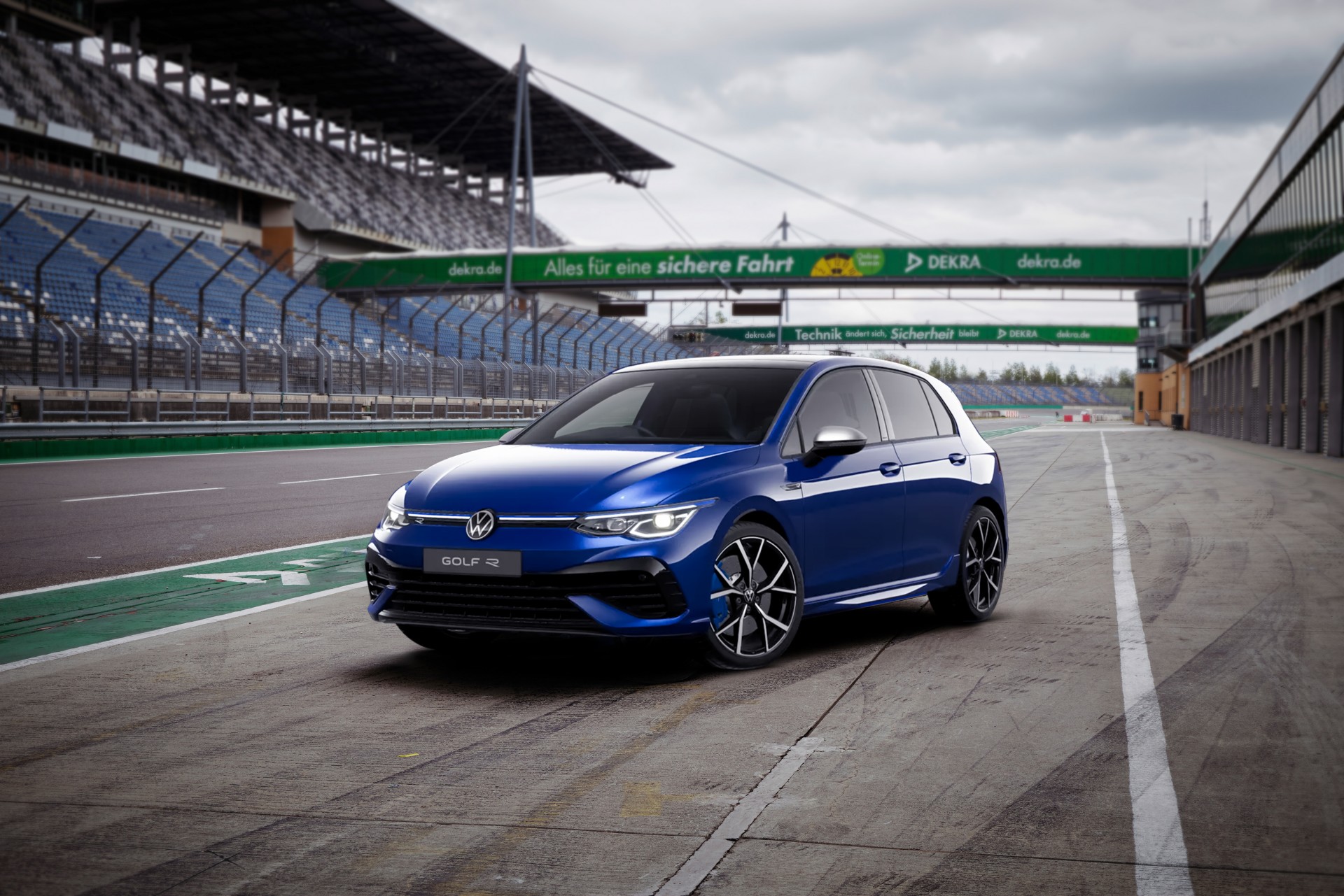 Volkswagen Golf có giá từ 798 triệu đồng, bản R cao cấp nhất chưa đến 2 tỷ