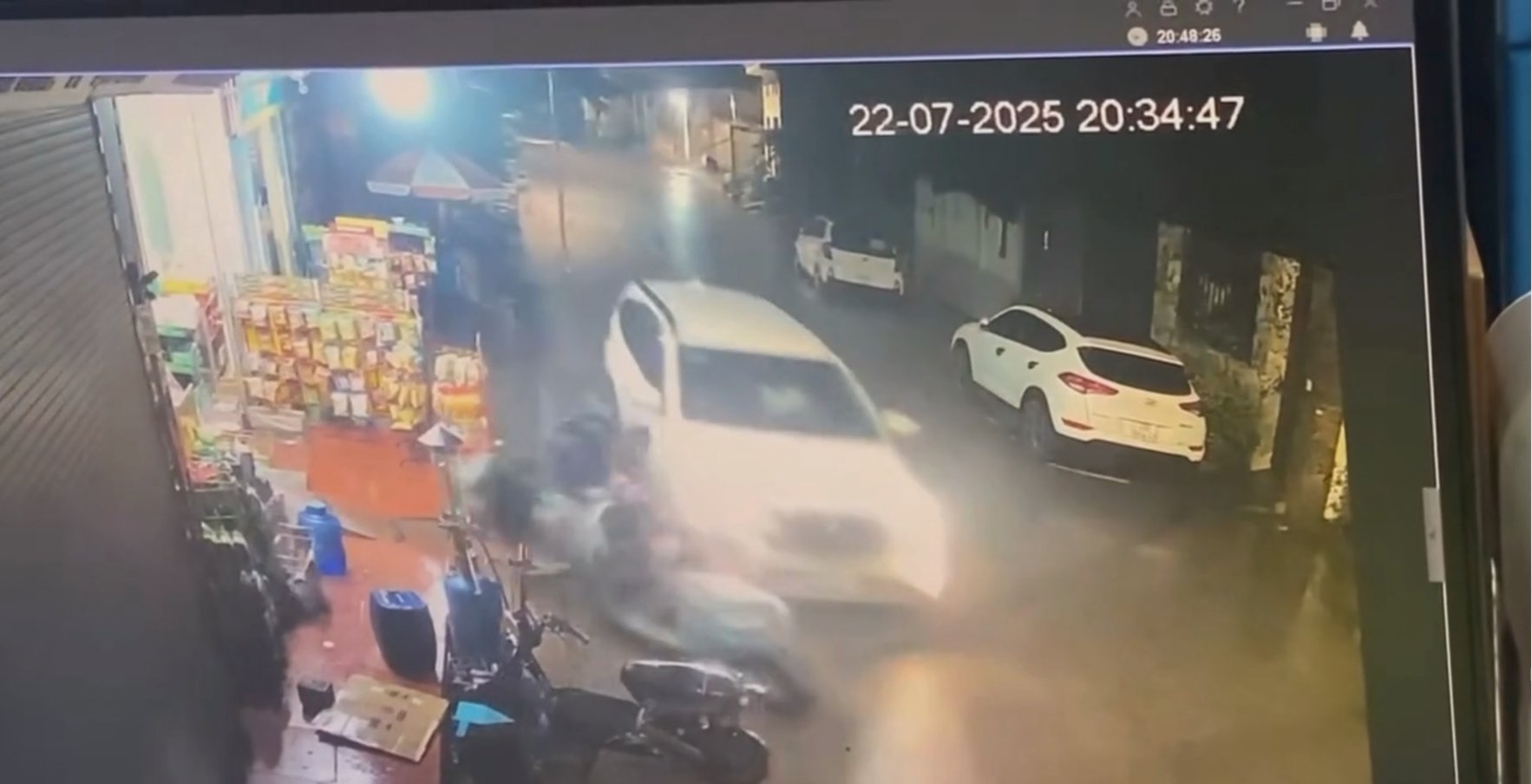 Ô tô trắng tông hàng loạt xe máy và xe điện đỗ ven đường, tài xế nghi say xỉn