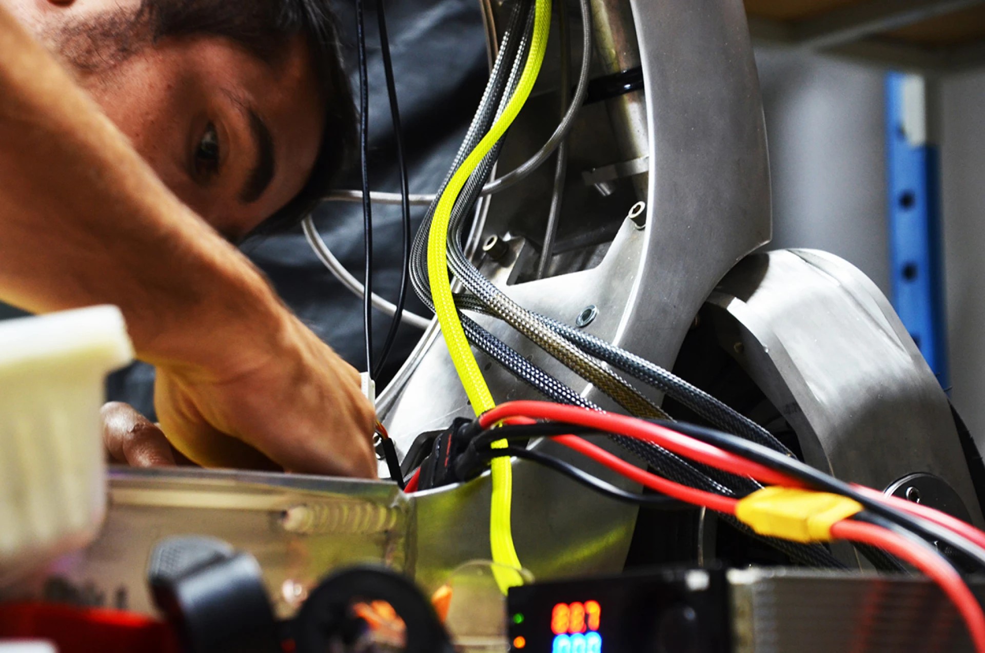 Đây là mẫu scooter điện tăng tốc nhanh hơn Tesla Model 3, đang hướng tới mục tiêu 160 km/h so sánh Scooter điện với Tesla Model 3