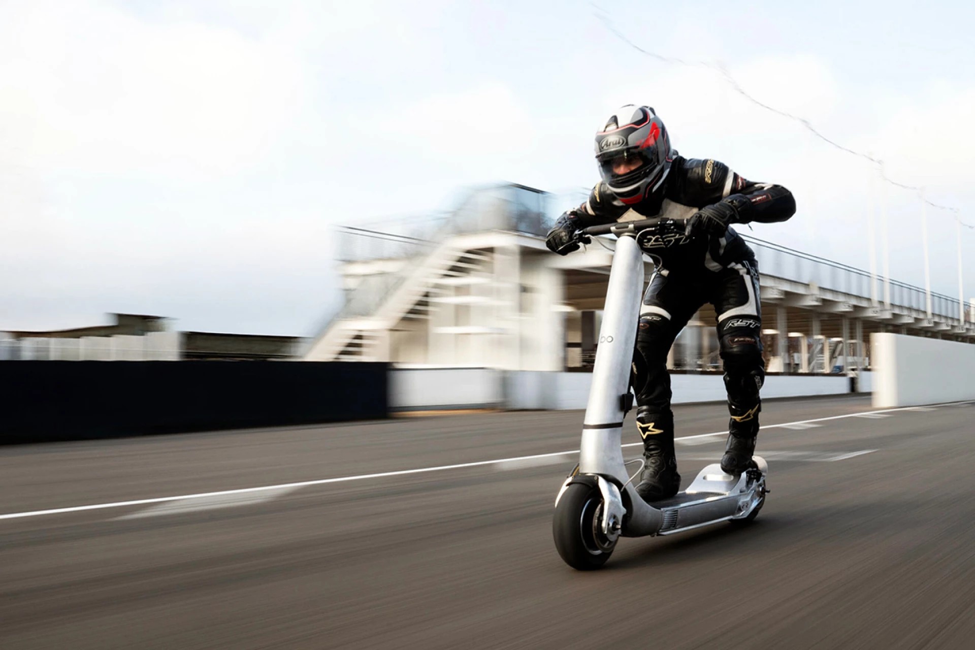 Đây là mẫu scooter điện tăng tốc nhanh hơn Tesla Model 3, đang hướng tới mục tiêu 160 km/h