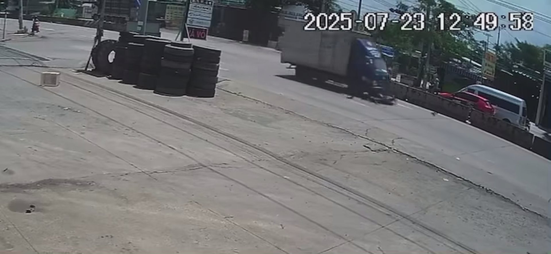 Xe tải vượt đèn đỏ cuốn người đi xe máy vào trong gầm xe