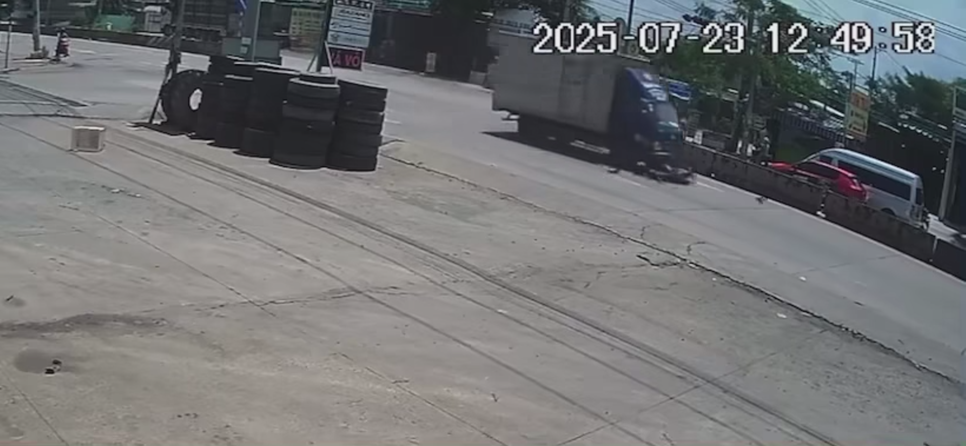 Xe tải vượt đèn đỏ cuốn người đi xe máy vào trong gầm xe