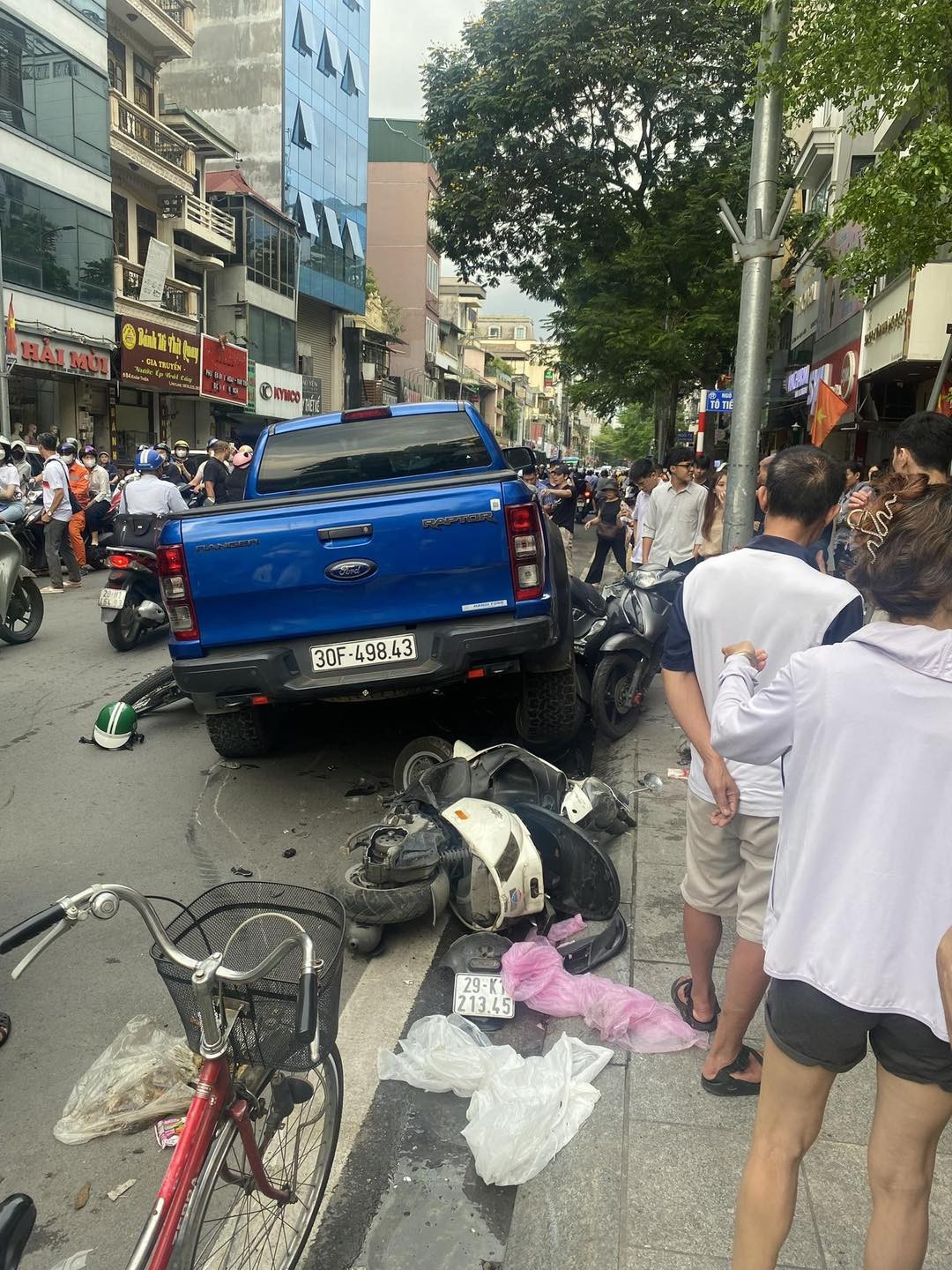 Bán tải tông loạt xe trên phố Khâm Thiên, một người bị thương Bán tải tông loạt xe trên phố Khâm Thiên, một người bị thương