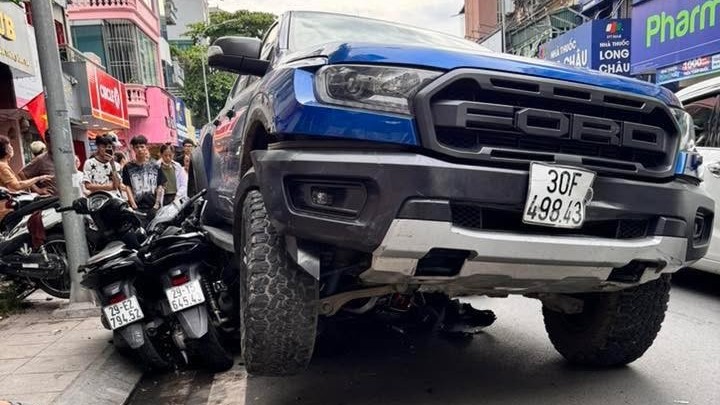 Bán tải tông loạt xe trên phố Khâm Thiên, một người bị thương