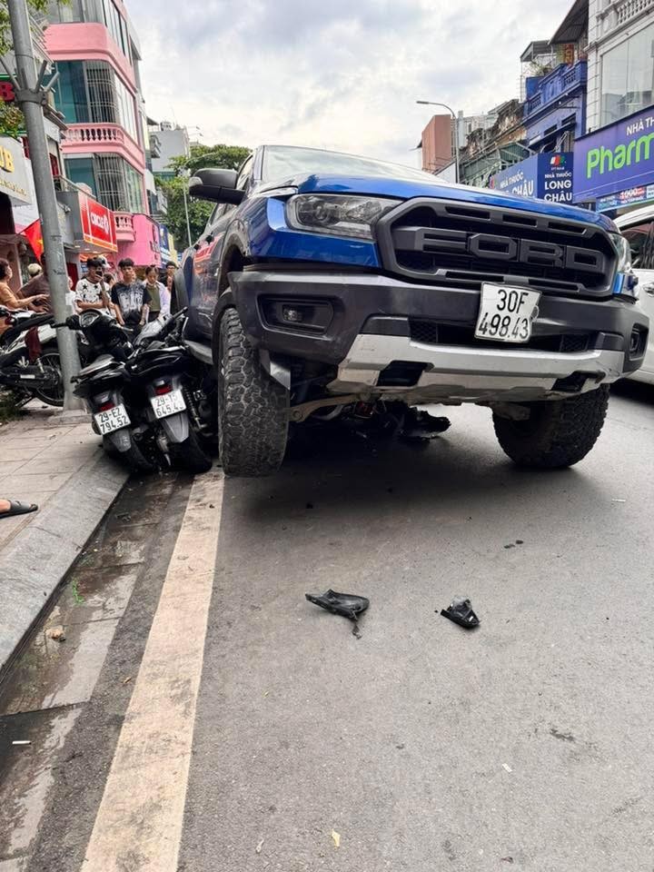 Bán tải tông loạt xe trên phố Khâm Thiên, một người bị thương
