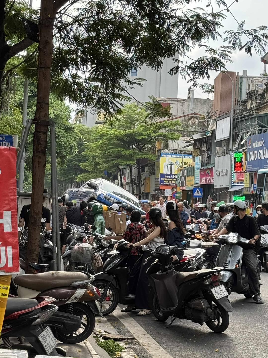 Bán tải tông loạt xe trên phố Khâm Thiên, một người bị thương