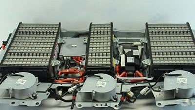 Xe hybrid bao lâu phải thay pin?