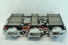 Xe hybrid bao lâu phải thay pin?