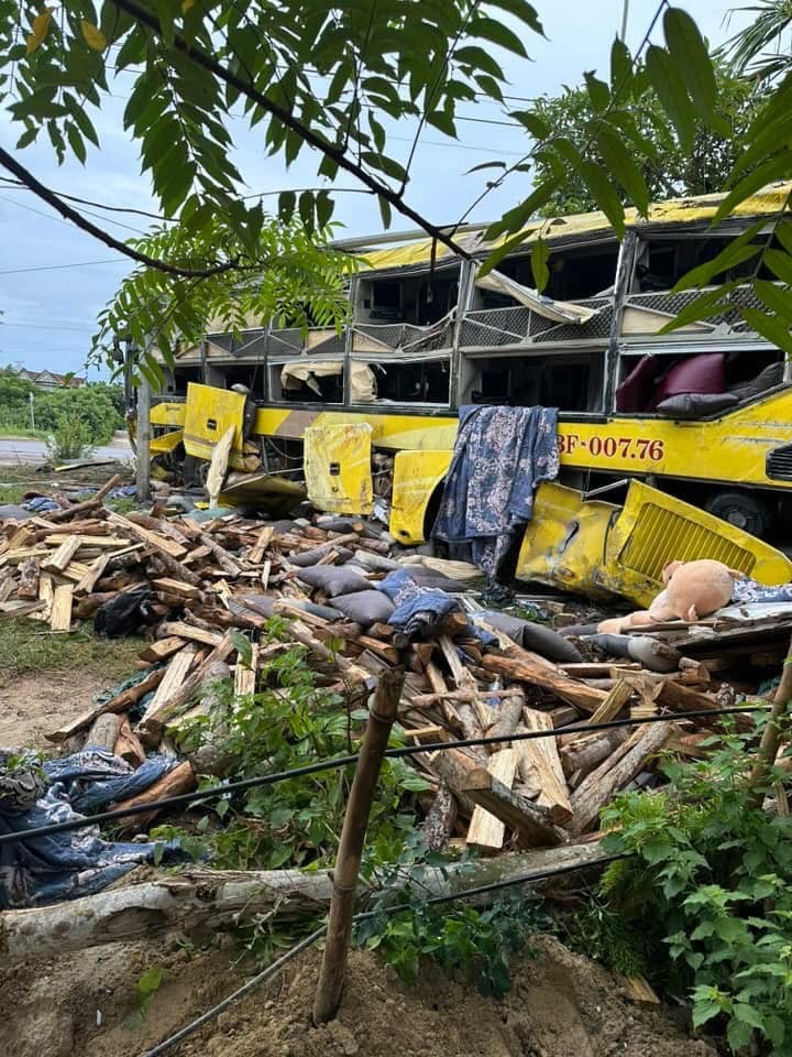 Khởi tố vụ án lật xe khách ở Hà Tĩnh, tài xế bị tạm giữ, phát hiện nhiều sai phạm của chủ phương tiện Khởi tố vụ án lật xe khách ở Hà Tĩnh, tài xế bị tạm giữ, phát hiện nhiều sai phạm của chủ phương tiện