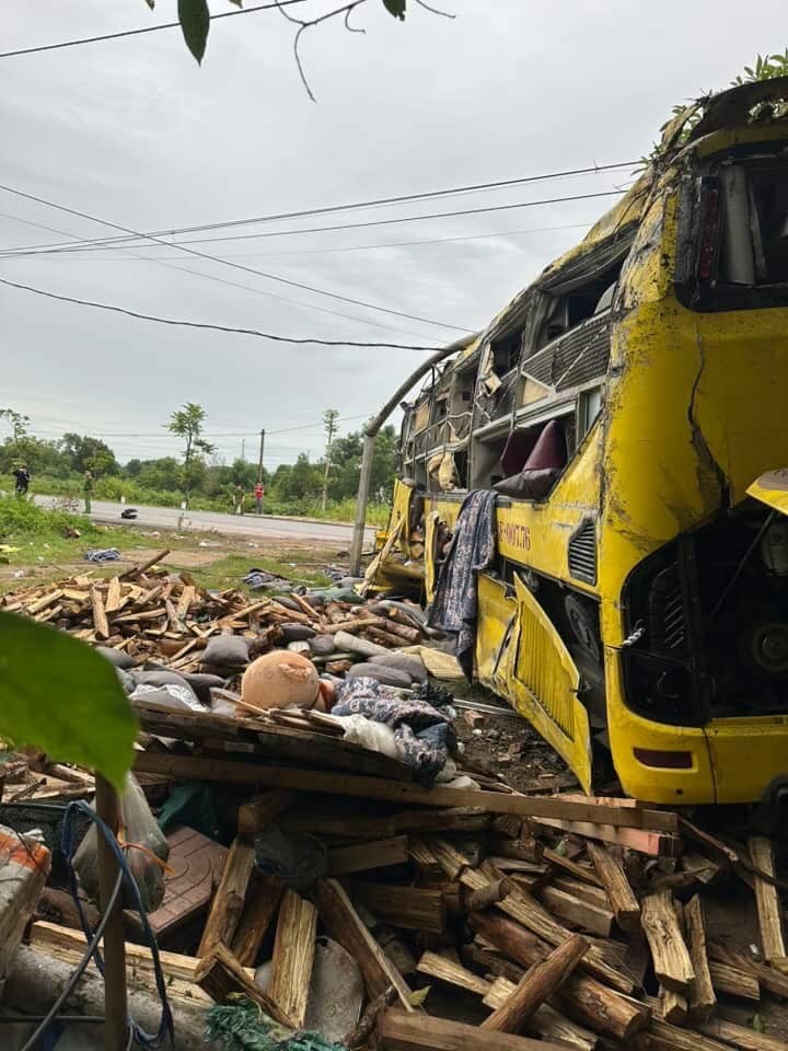 Người tham gia cứu nạn kể khoảnh khắc lật xe khách ở Hà Tĩnh khiến 10 người tử vong Người tham gia cứu nạn kể khoảnh khắc lật xe khách ở Hà Tĩnh khiến 10 người tử vong