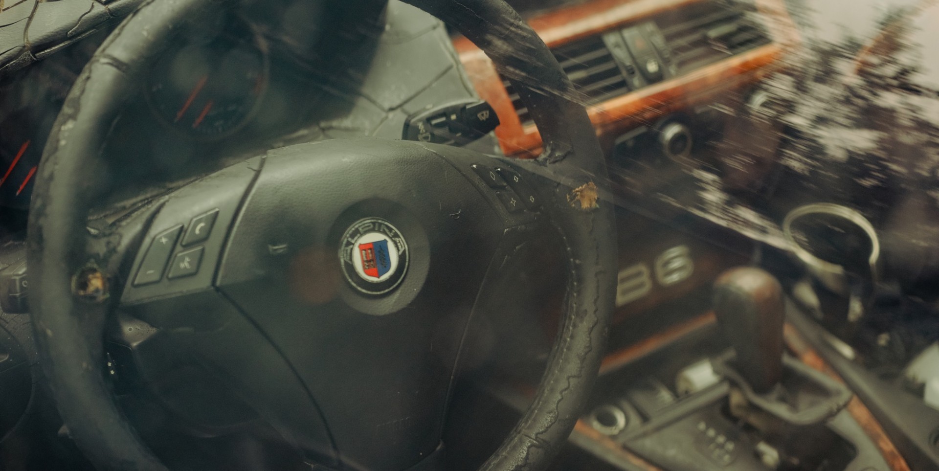 Chiếc BMW Alpina B6 nhập khẩu giá 4-5 tỷ đồng ngày nào giờ bị bỏ hoang nơi lề đường Hà Nội
