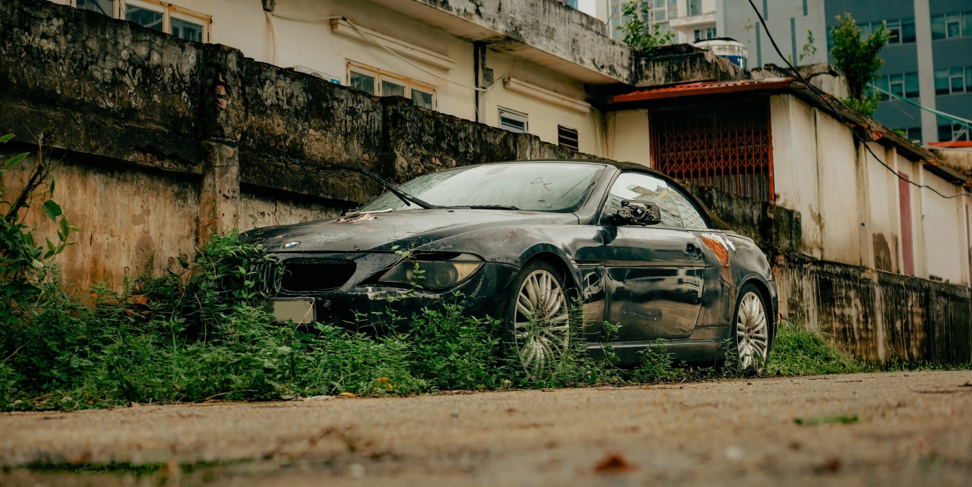 Chiếc BMW Alpina B6 nhập khẩu giá 4-5 tỷ đồng ngày nào giờ bị bỏ hoang nơi lề đường Hà Nội