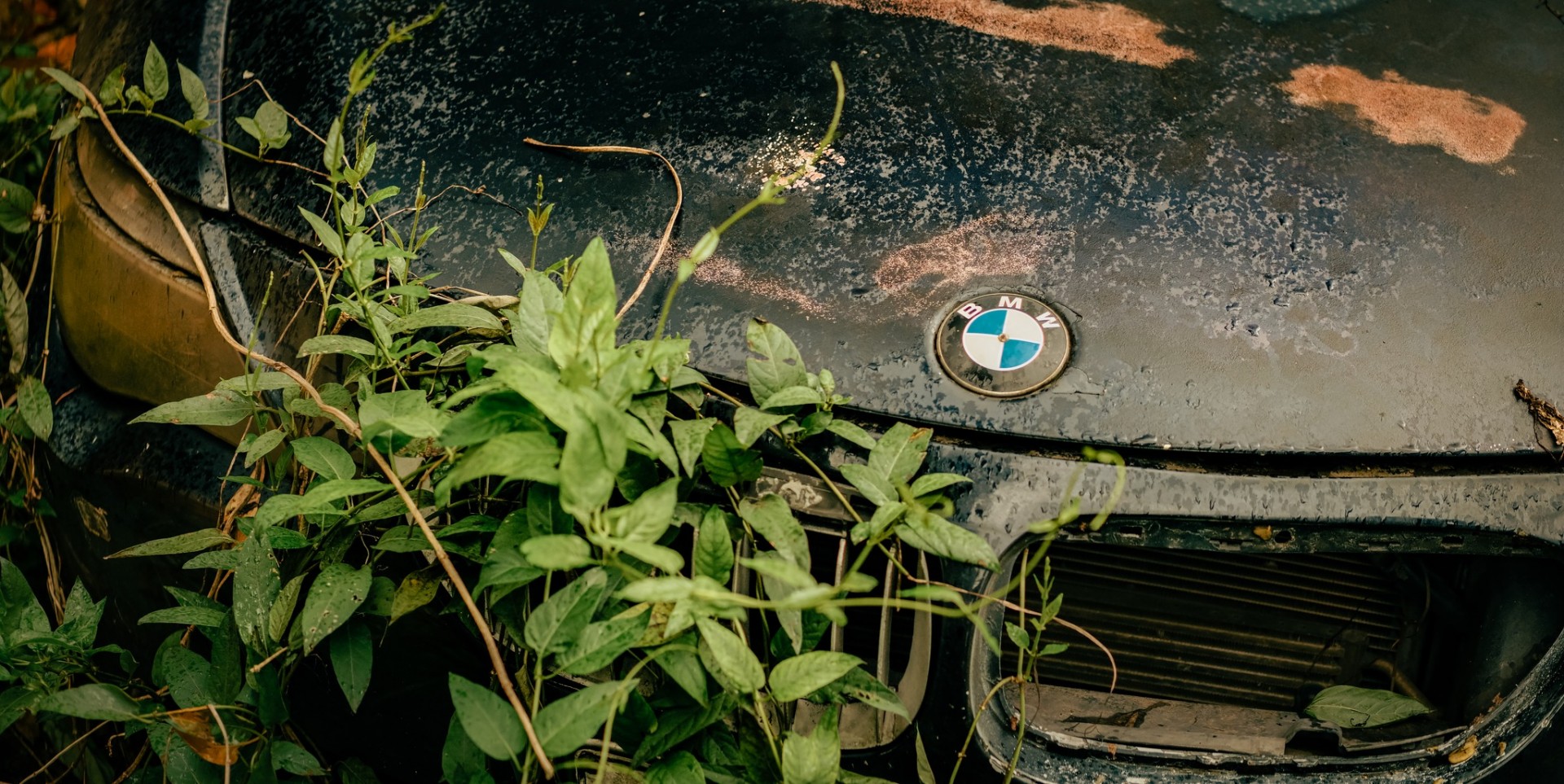 Chiếc BMW Alpina B6 nhập khẩu giá 4-5 tỷ đồng ngày nào giờ bị bỏ hoang nơi lề đường Hà Nội