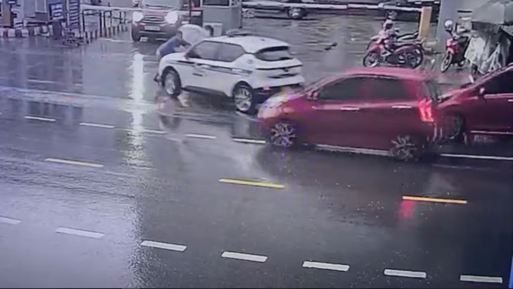 Tài xế tông người lên nắp ca-pô để bỏ chạy sau cú va chạm trước cổng bệnh viện tại Thái Nguyên Tài xế tông người lên nắp ca-pô để bỏ chạy sau cú va chạm trước cổng bệnh viện tại Thái Nguyên