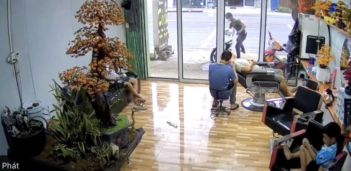 10 giây 'nhảy' xe máy trước mặt thợ cắt tóc và khách hàng 10 giây 'nhảy' xe máy trước mặt thợ cắt tóc và khách hàng