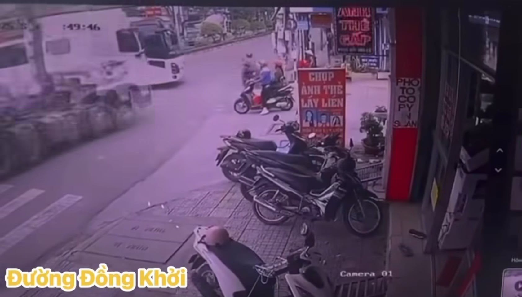 Tránh xe khách, container va chạm với xe máy cũng đang rẽ phải thiếu quan sát