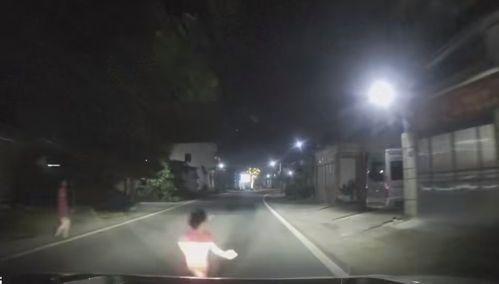 Phanh chủ động trên VinFast VF 9 cứu cháu bé băng qua đường đột ngột như thế nào?