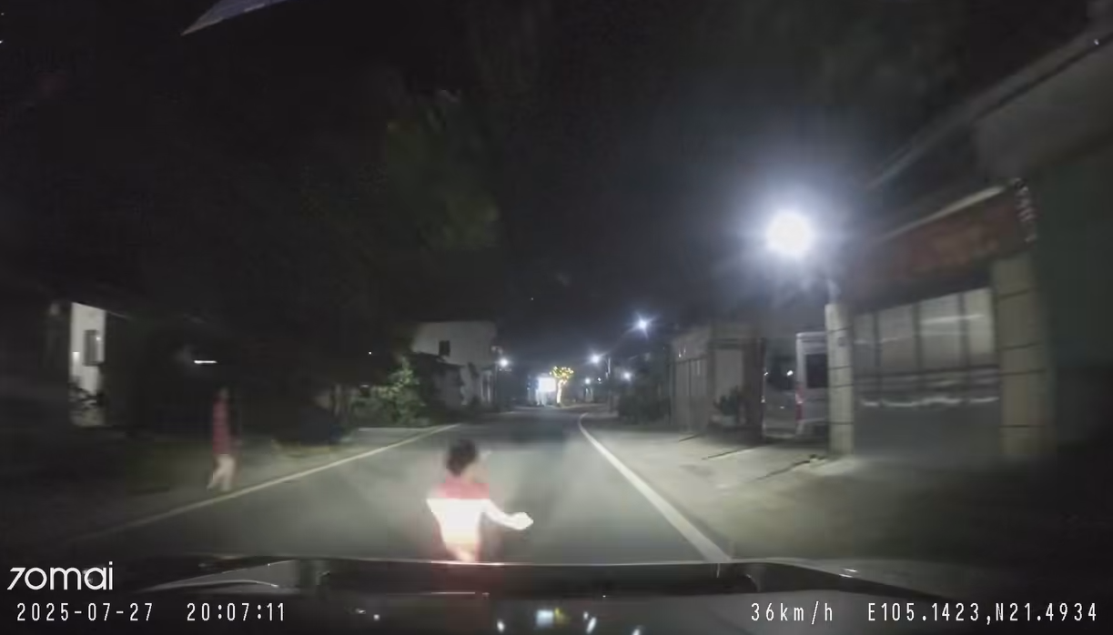 Phanh chủ động trên VinFast VF 9 cứu cháu bé băng qua đường đột ngột như thế nào? Phanh chủ động trên VinFast VF 9 cứu cháu bé băng qua đường đột ngột như thế nào?