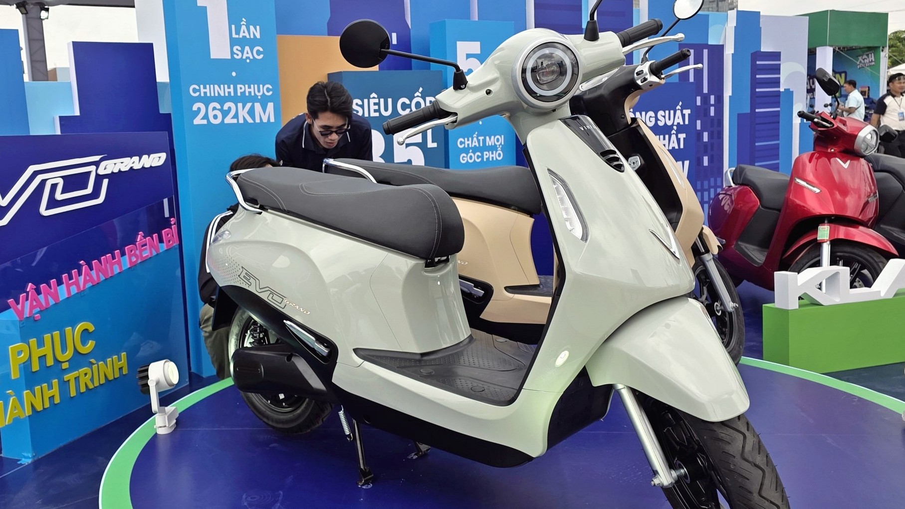 Loạt xe máy điện giảm giá sau Tết