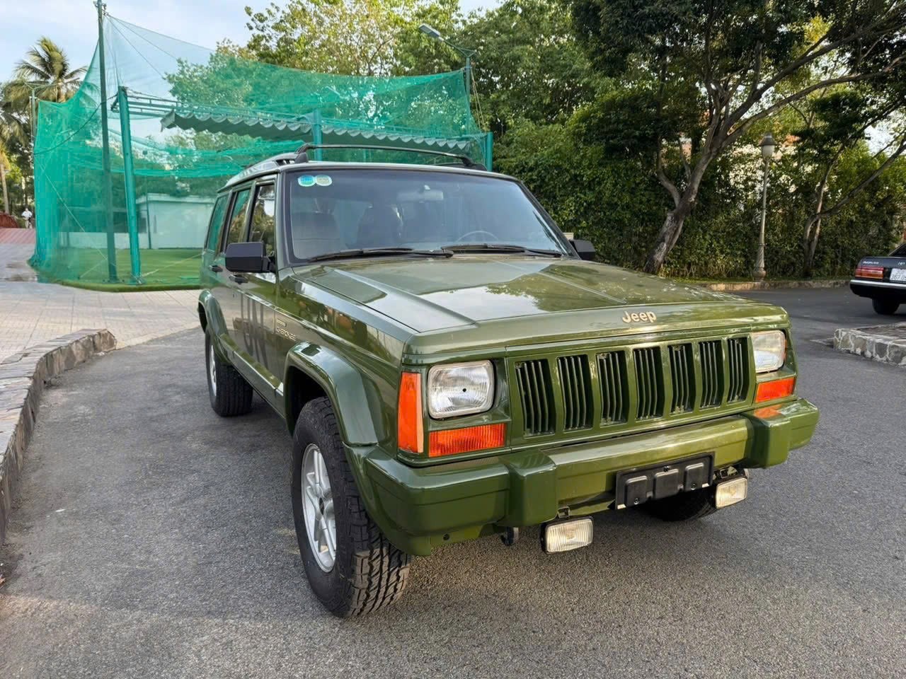 Ngắm Jeep Cherokee gần 25 năm tuổi mới 'tậu' của Vua cà phê Đặng Lê Nguyên Vũ Ngắm Jeep Cherokee gần 25 năm tuổi