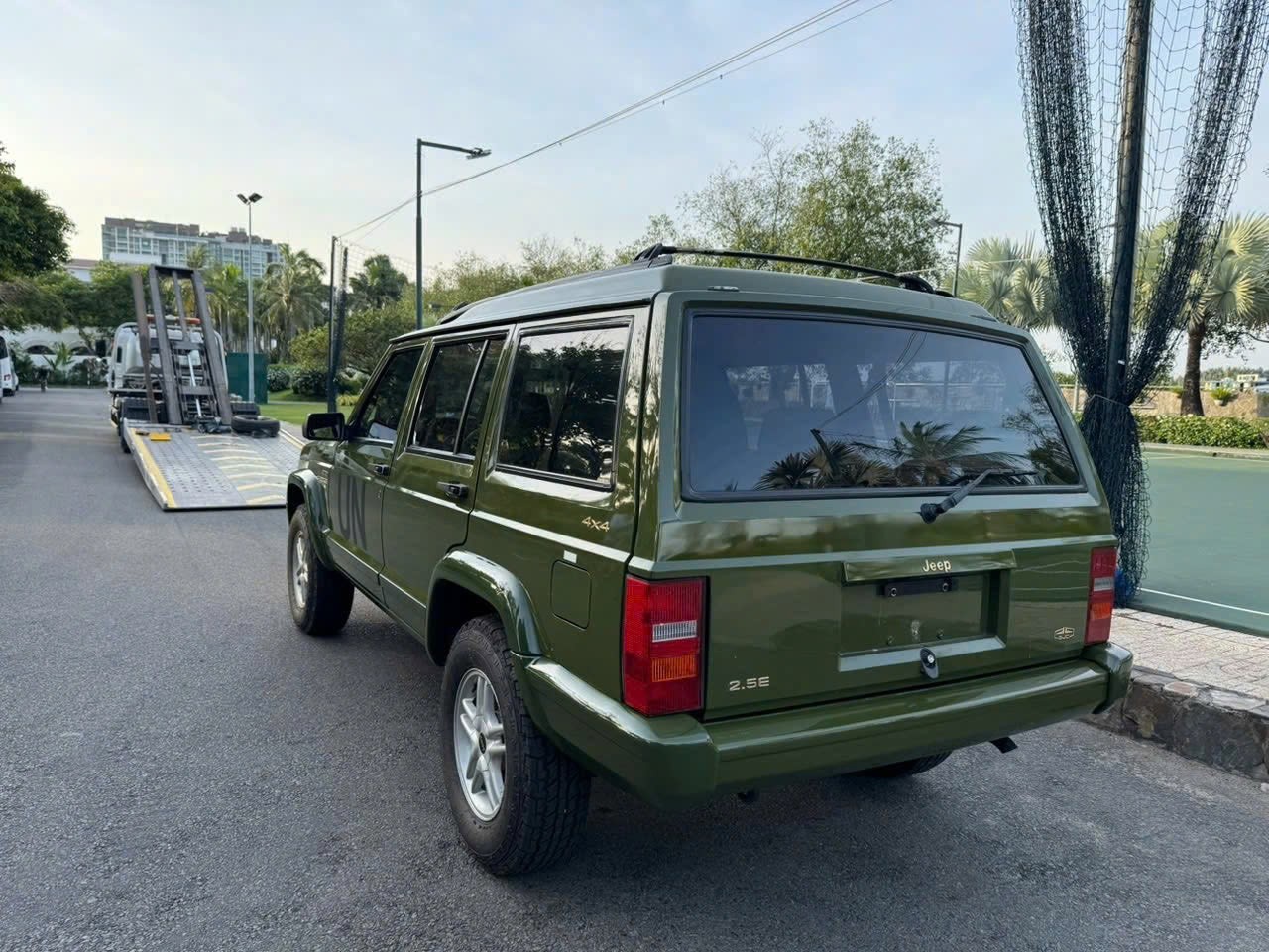 Ngắm Jeep Cherokee gần 25 năm tuổi mới 'tậu' của Vua cà phê Đặng Lê Nguyên Vũ Ngắm Jeep Cherokee gần 25 năm tuổi