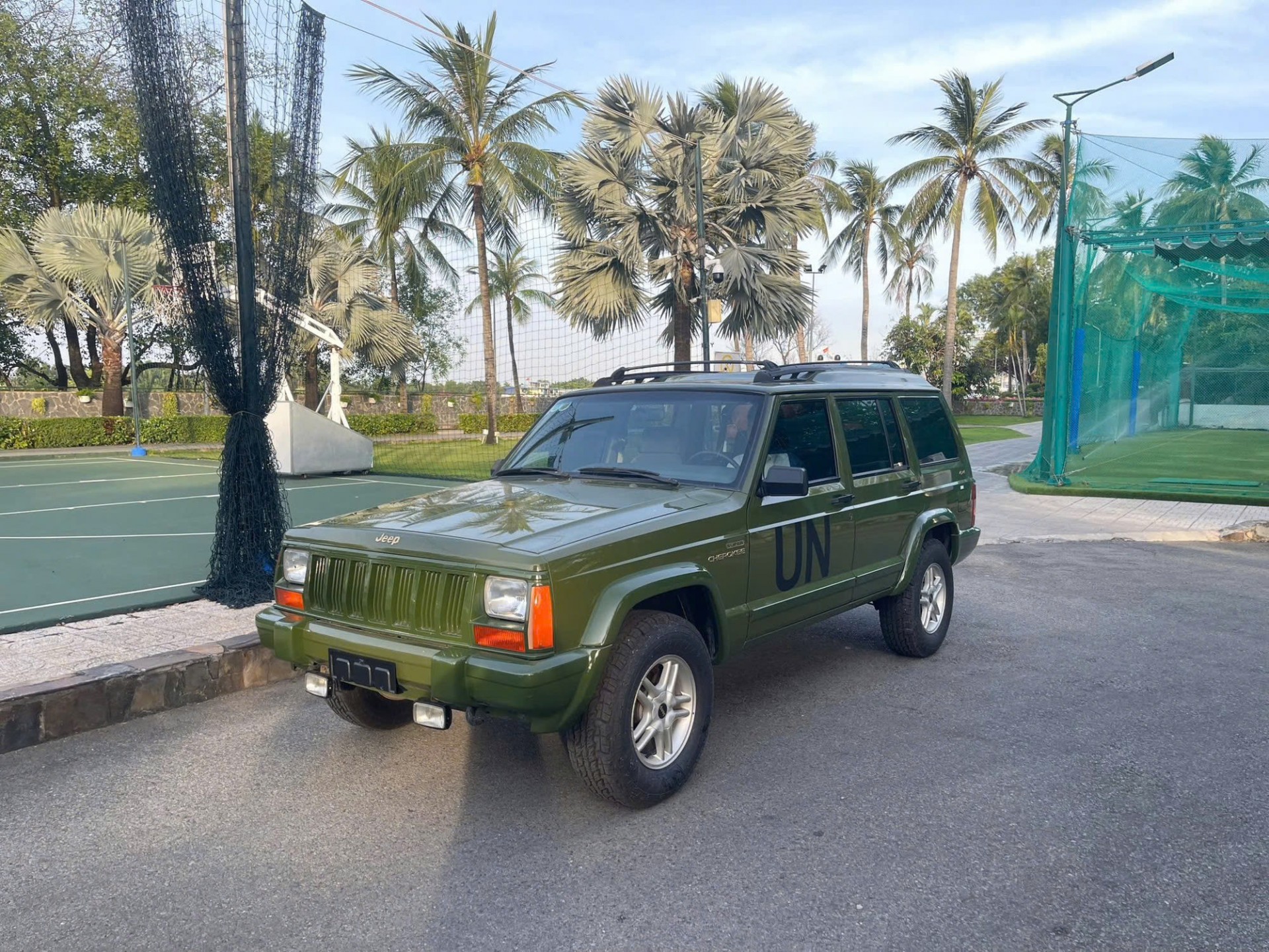 Ngắm Jeep Cherokee gần 25 năm tuổi mới 'tậu' của Vua cà phê Đặng Lê Nguyên Vũ