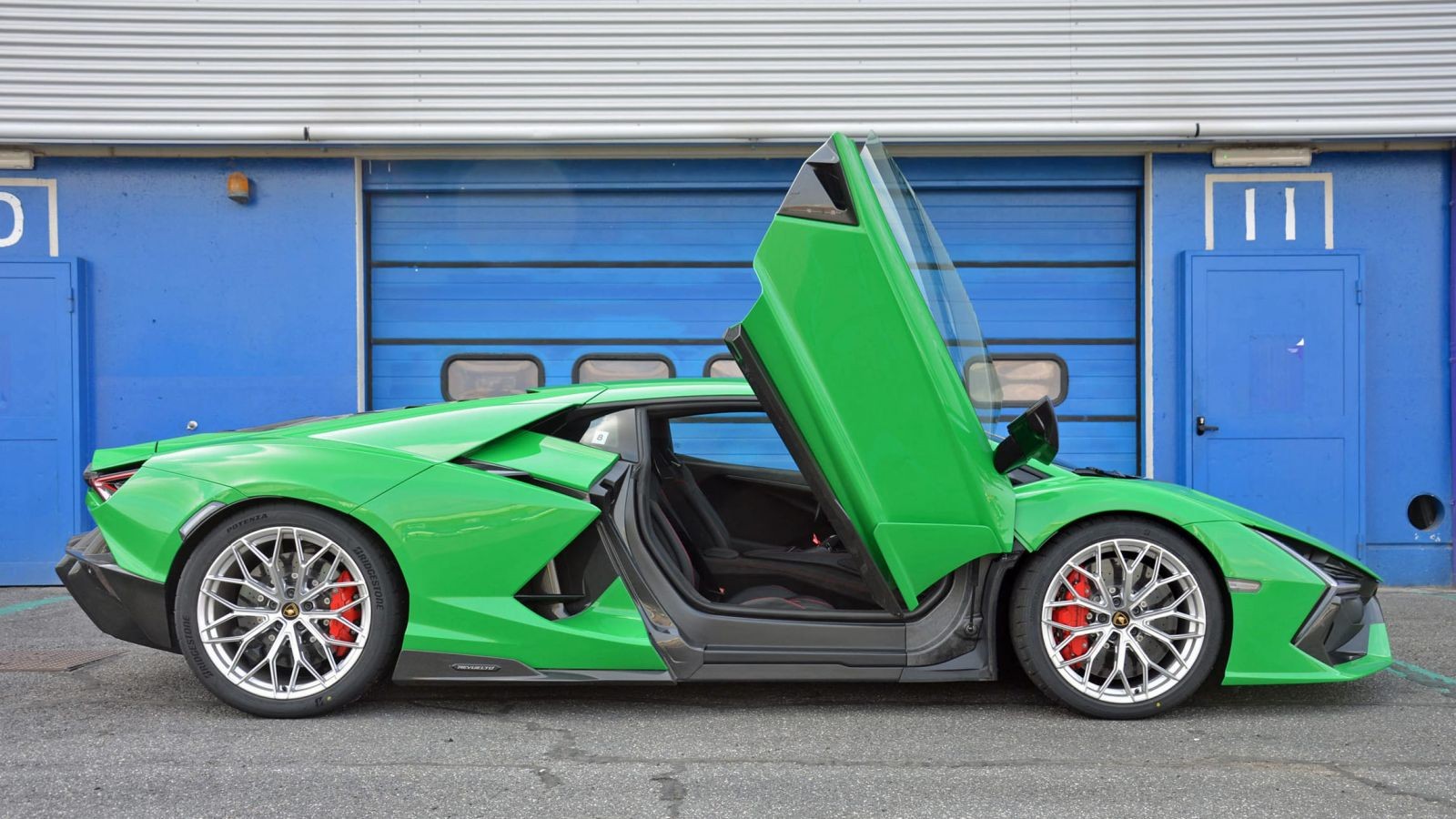 Cửa cắt kéo Lamborghini Revuelto gặp lỗi, nguy cơ gây thương tích cho người dùng