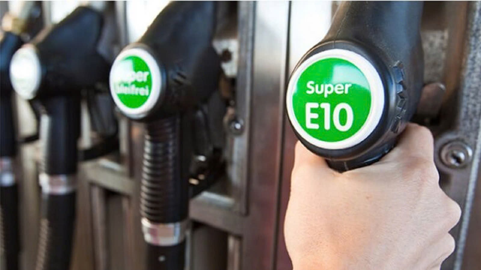 Xăng sinh học E10: Lợi hại ra sao?