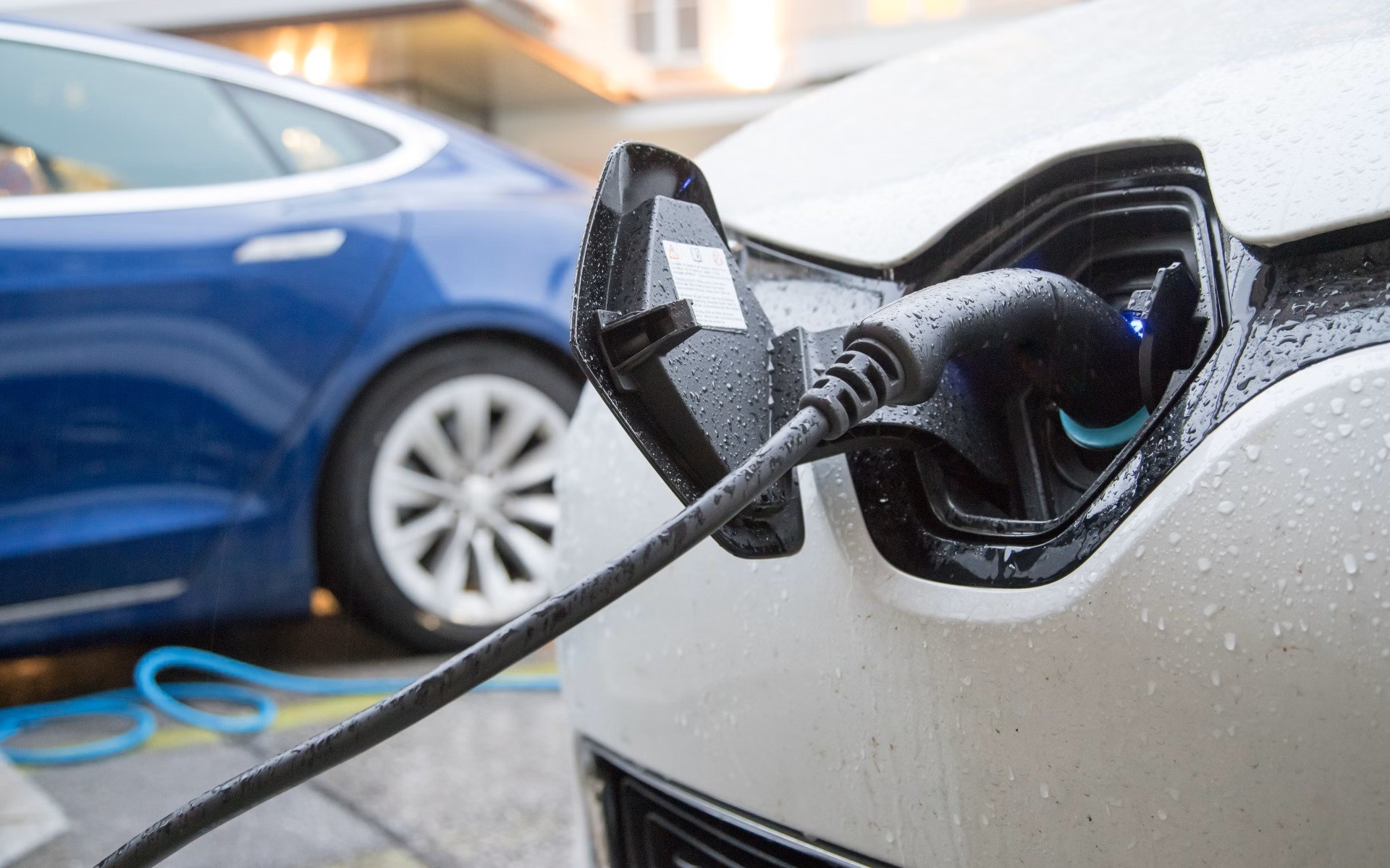 Có an toàn khi sạc xe plug-in hybrid hay sạc xe điện trong điều kiện ẩm ướt không?