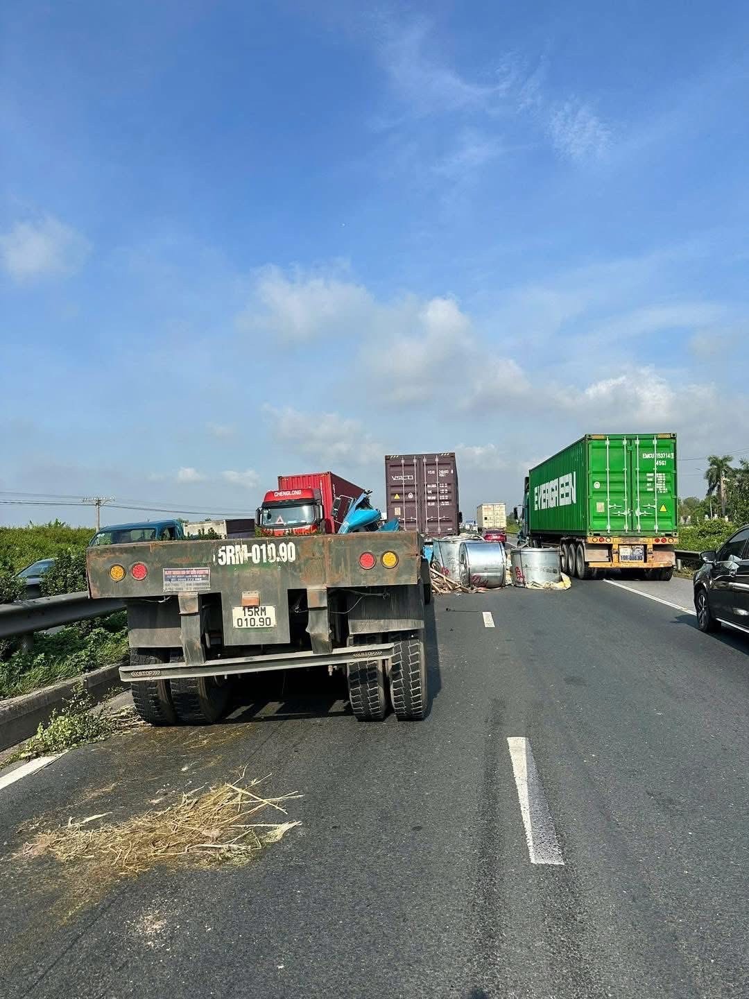 Hiện trường vụ tai nạn trên cầu Lai Vu, xe rơ moóc bị cuộn tôn đè nát khoang lái