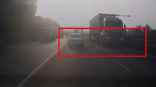 Xe con nhận kết đắng khi đi song song với container