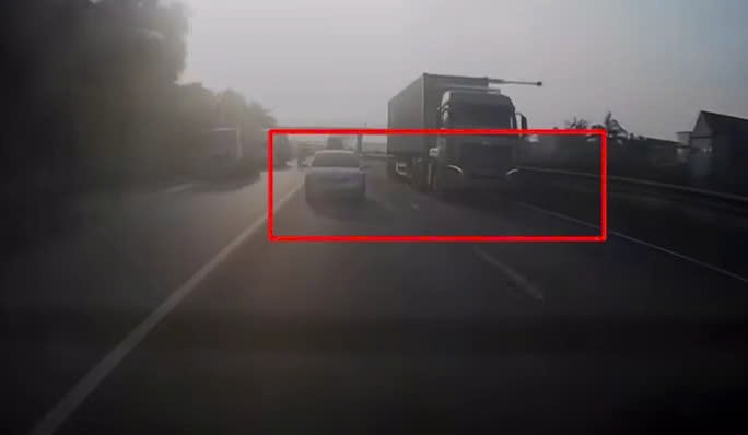 Xe con nhận kết đắng khi đi song song với container
