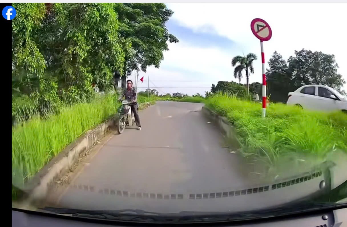 Pha mất tiền lãng xẹt vì đi vào đường cấm tại đê Song Phương, Hoài Đức, Hà Nội