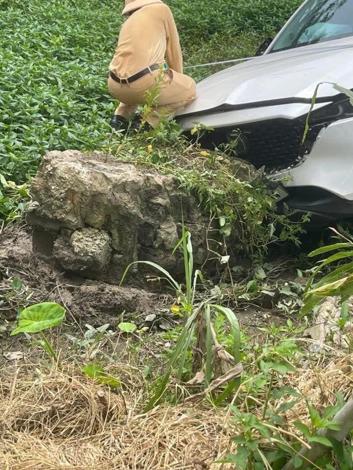 Ô tô mất lái tông người phụ nữ tử vong khi đang làm việc dưới ruộng