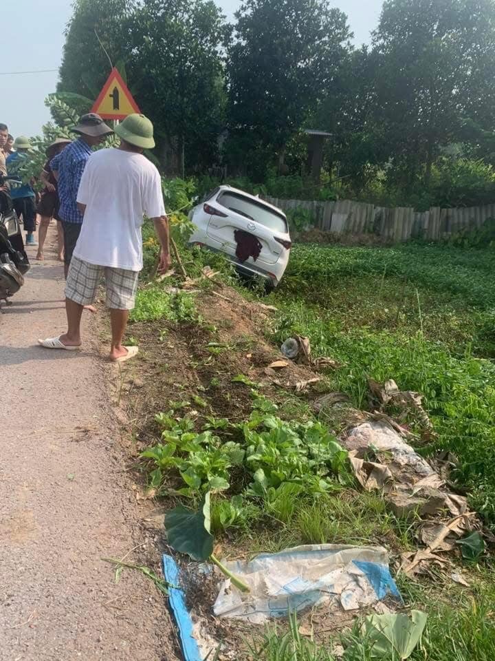 Ô tô mất lái tông người phụ nữ tử vong khi đang làm việc dưới ruộng