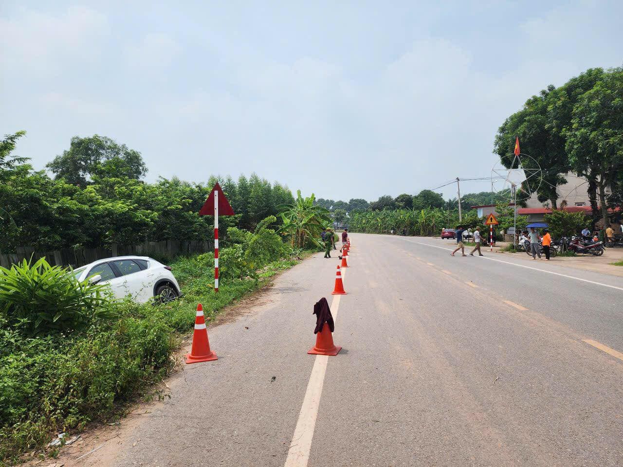 Ô tô mất lái tông người phụ nữ tử vong khi đang làm việc dưới ruộng