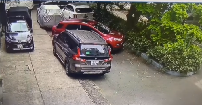 Không camera 360 độ, lấy xe ra như thế nào trong tình huống này? Clip nữ tài xế lấy xe ra khỏi vị trí đỗ vô cùng khó khăn