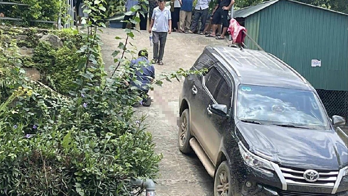 Ô tô 7 chỗ va chạm bé 3 tuổi đang chơi trong khuôn viên Trung tâm y tế Kỳ Sơn, gây tử vong
