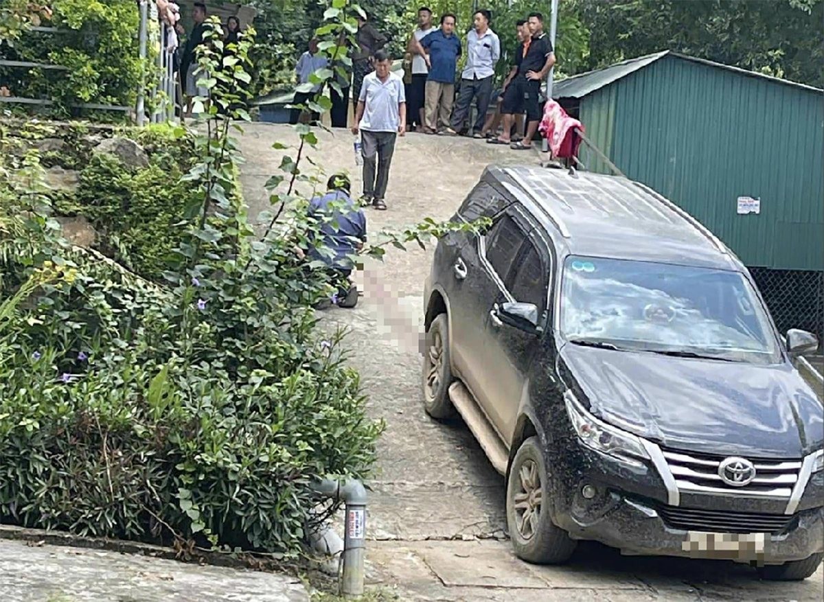 Ô tô 7 chỗ va chạm bé 3 tuổi đang chơi trong khuôn viên Trung tâm y tế Kỳ Sơn, gây tử vong