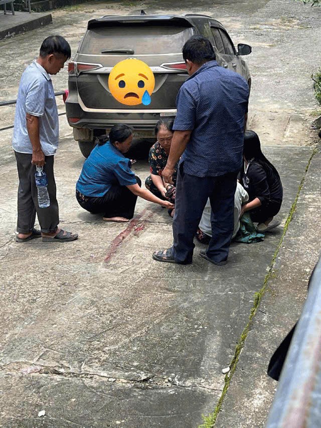 Ô tô 7 chỗ va chạm bé 3 tuổi đang chơi trong khuôn viên Trung tâm y tế Kỳ Sơn, gây tử vong