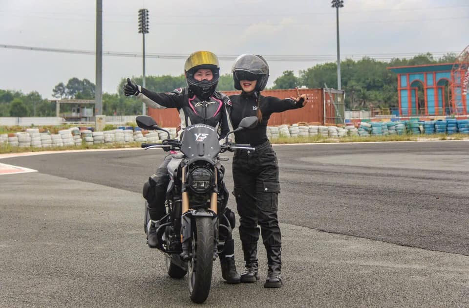 Nữ thợ may U60 đam mê chạy xe phân khối lớn