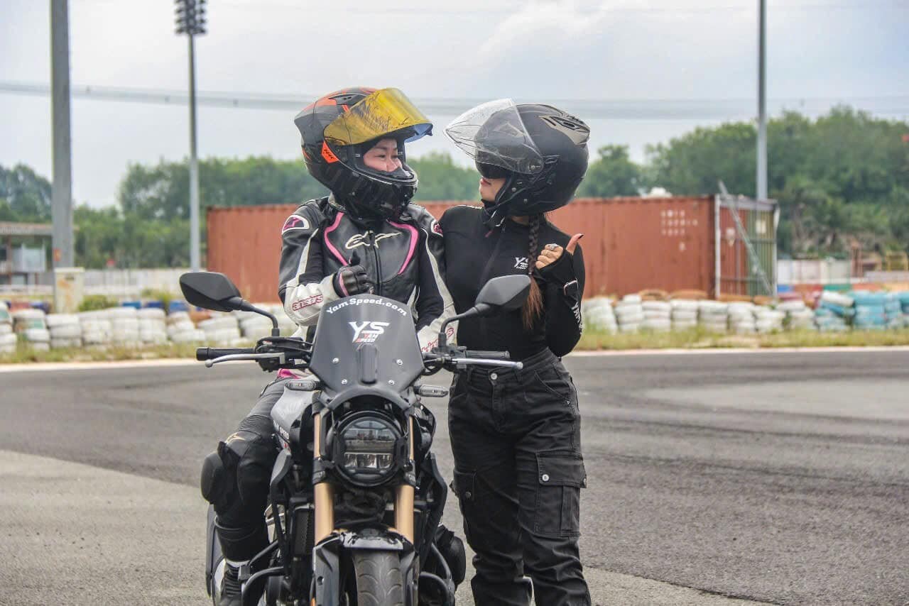 Nữ thợ may U60 đam mê chạy xe phân khối lớn