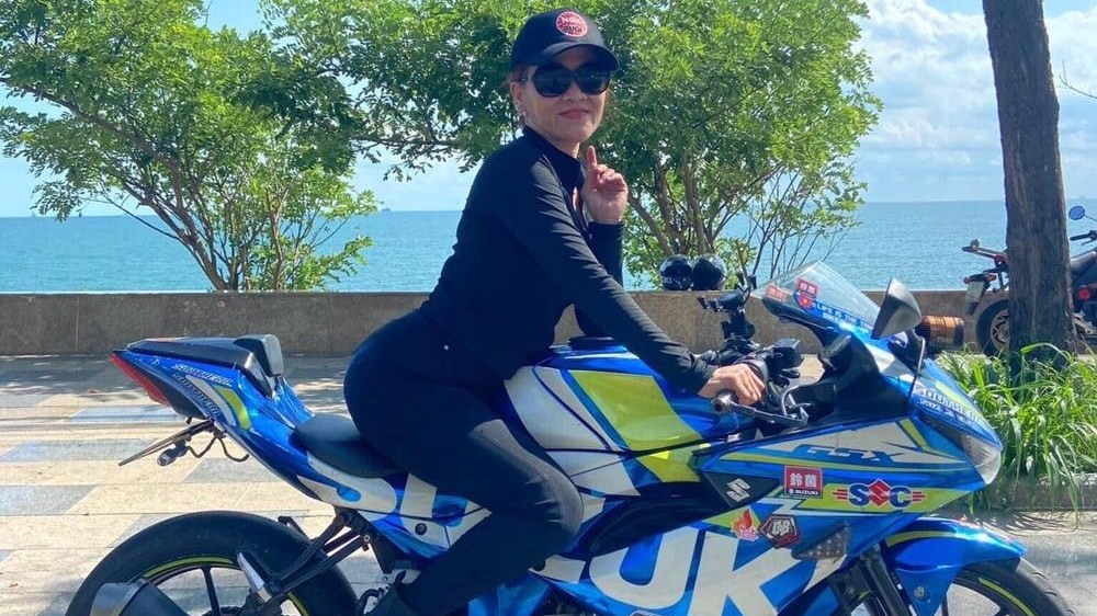 Nữ thợ may U60 đam mê chạy xe phân khối lớn